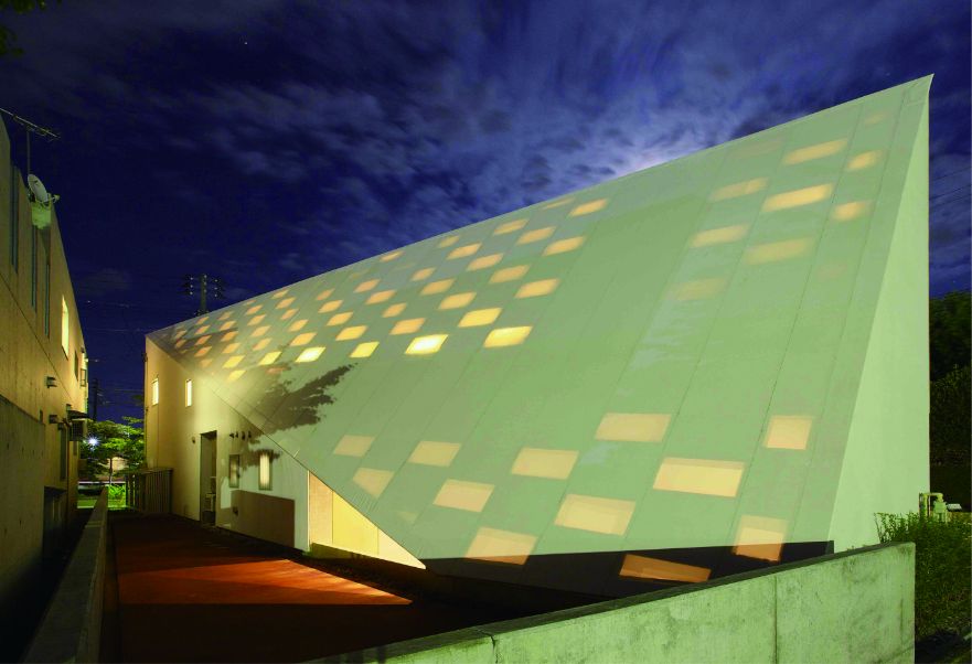 日本初 テント生地の屋根の家 